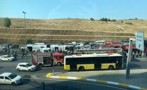 İstanbul’da Beylikdüzü istikametinde ilerleyen metrobüs, Sefaköy mevkiinde kontrolden çıkarak karşı