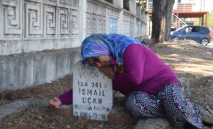 Antalya’nın Aksu ilçesinde bulunan sahipsiz çocuk mezarının arkasından dram çıktı…