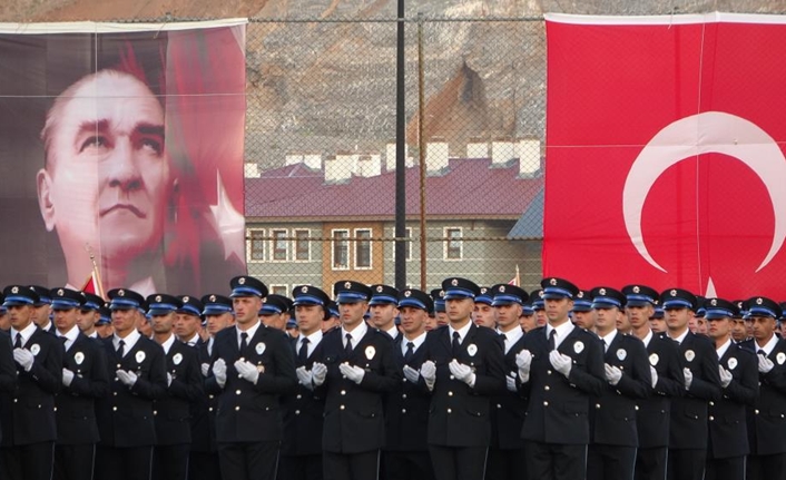 Bitlis Eren Üniversitesi (BEÜ) stadyumunda düzenlenen tören, saygı duruşu ve