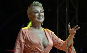 Türk sanat müziğinin ‘nostalji kraliçesi’ 66 yaşındaki Muazzez Ersoy, önceki