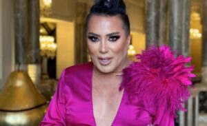 Yayınladığı videolarla tanındıktan sonra şarkıcılığa soyunan sosyal medya fenomeni Murat