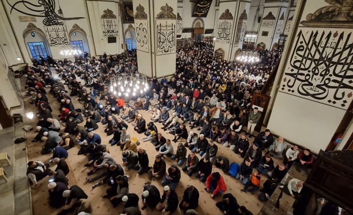 Cuma namazının sünnet ve farzları, öğle namazının sünnet ve farzlarıyla