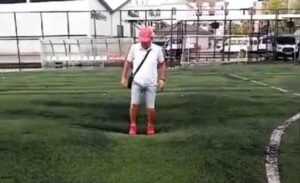 Gazipaşa Mahallesi’nde amatör futbol müsabakalarının oynandığı sentetik çim saha, şiddetli