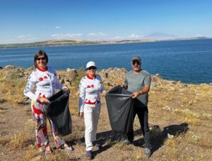 Van Gölü kıyısında çöp temizliği: Kirletmeyelim