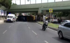 Bakırköy’de alt geçide çarpan tır, Halkalı Eminönü seferini yapan İETT