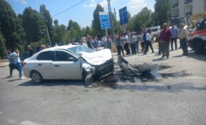 Kaza, öğle saatlerinde ilçe merkezindeki ışıklarda meydana geldi. Sürücülerinin isimleri