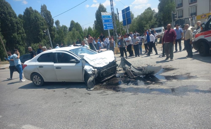 Kaza, öğle saatlerinde ilçe merkezindeki ışıklarda meydana geldi. Sürücülerinin isimleri