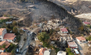 Karşıyaka ilçesindeki Yamanlar Dağı’nda dün akşam saat 21:30 civarında başlayan