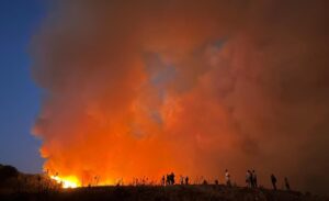 İzmir’in Karşıyaka ilçesinde 15 Ağustos akşamı çıkan ve şiddetli rüzgarın
