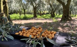 İstanbul’da yaşayan ve 30 yılı aşkın zeytin ticareti ile uğraşan