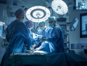 Apar topar ameliyata alınan çocuğun midesinden çıkanlar doktorları şaşkına çevirdi