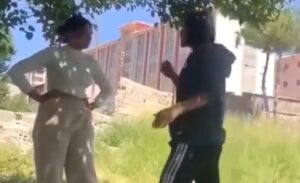 Hakkari’de Ayşegül Akdoğan isimli kadının başka bir kadını acımasızca dövdüğü