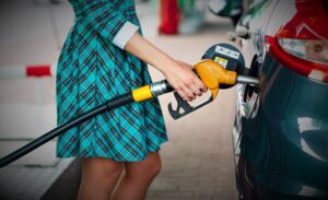 Brent petrol fiyatları ve dövizdeki değişikliklerle birlikte vatandaşlar benzin ve