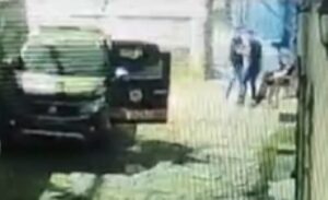 Dün akşam saatlerinde merkez Sur ilçesinde sokakta nöbet tutan polislere