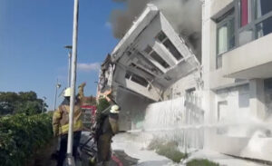 Beyoğlu’nda Sanatkarlar Mektebi Sokak’ta 2 katlı tarihi ahşap binada saat