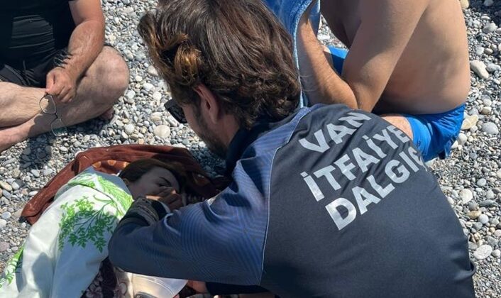 Korku dolu anlar! Van’da plajda hipotermi geçiren kadın kurtarıldı