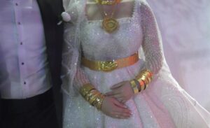 Türkiye’de yapılan aşiret düğünlerinde gelin ve damada takılan takılar gündem