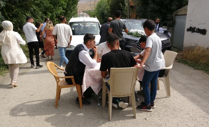 İstanbul’da yaşayan Yağmur Danış ve Ersin Danış çifti, memleketleri Van’ın