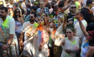 Her tatil fırsatını değerlendirerek Van’a gelen İranlı turistler, şehrin ekonomisine