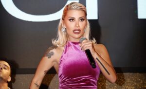 Yaşadığı ilişkilerle gündemden düşmeyen ve bir türlü aradığı mutluluğu bulmayan