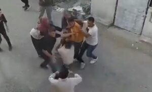 Tuşba ilçesine bağlı Şemsibey Mahallesi’nde iki grup arasında bilinmeyen bir