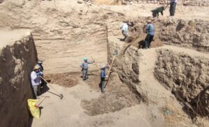 Van Gölü’ne hakim bir tepe üzerinde Urartu Kralı II. Rusa