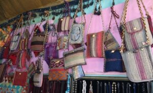 Van’ın İpekyolu ilçesinde yaşayan Murat Deniz isimli esnaf, yıpranmış savan