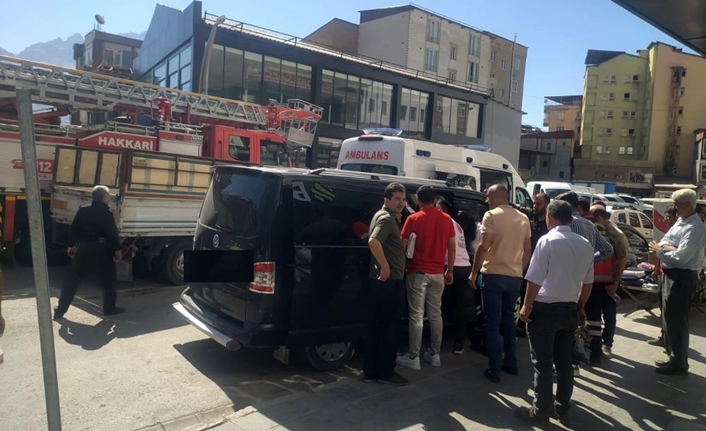 Olay, Bulak Mahallesi’nde meydana geldi. Park halindeki Transporter araçta kilitli