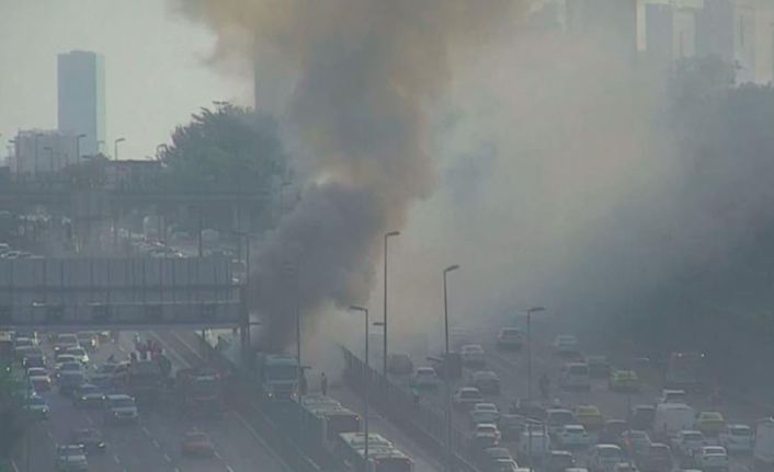 İstanbul’da Halıcıoğlu durağında bir metrobüste henüz bilinmeyen bir nedenden dolayı