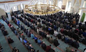 Cuma namazının sünnet ve farzları, öğle namazının sünnet ve farzlarıyla