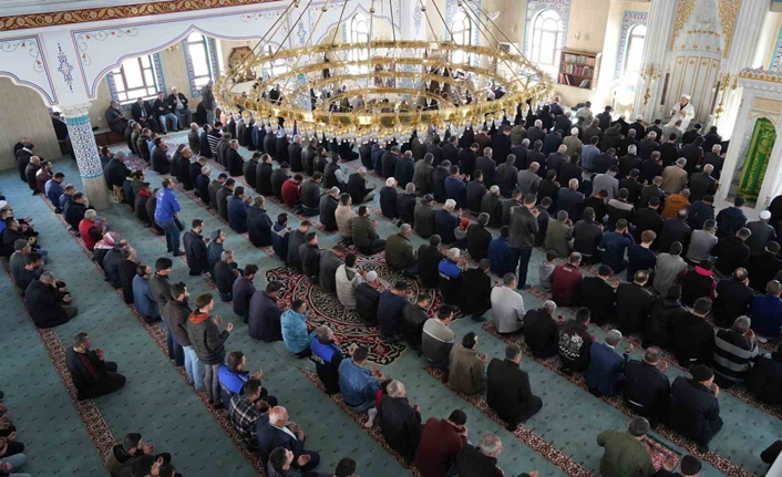 Cuma namazının sünnet ve farzları, öğle namazının sünnet ve farzlarıyla