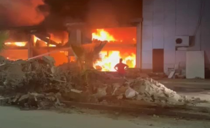 Yangın, Yüreğir ilçesine bağlı Cumhuriyet Mahallesi’nde kitap dağıtım deposunda çıktı.