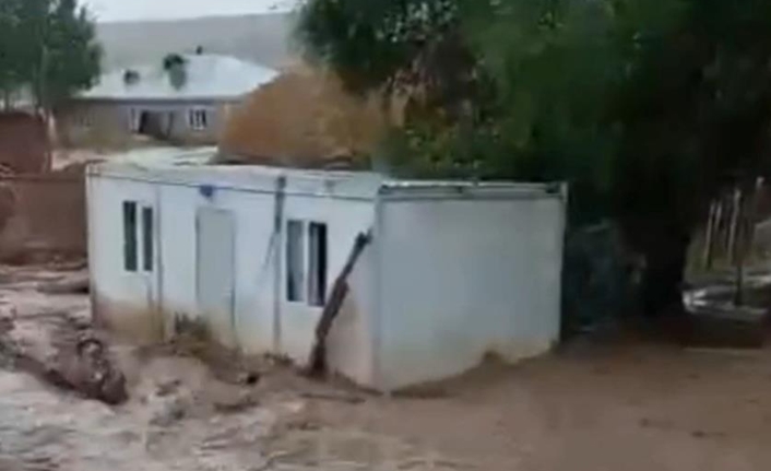 Başkale ilçesine 40 kilometre uzaklıkta bulunan Ömerdağı Mahallesi’nde, öğle saatlerinde