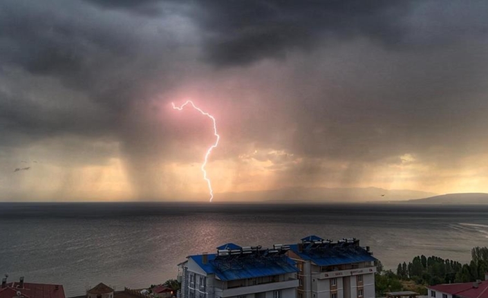 Meteoroloji’nin uyarısı sonrası Bitlis’in Ahlat ilçesinde akşam saatlerinde gök gürültülü