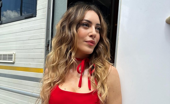 Sinem Kobal setten paylaşım yaptı! Elbisesi beğenildi 8 yıl önce hayatını yakışıklı oyuncu ve sunucu Kenan İmirzalıoğlu ile birleştiren