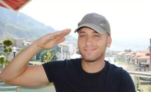 Televizyon tarihine damga vuran yarışmalardan Survivor’da 2011 yılında mücadele eden