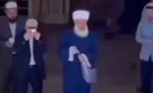 Sıklıkla lüks araçlı konvoyları ve gösterişli yapılarıyla kamuoyunun dikkatini çeken