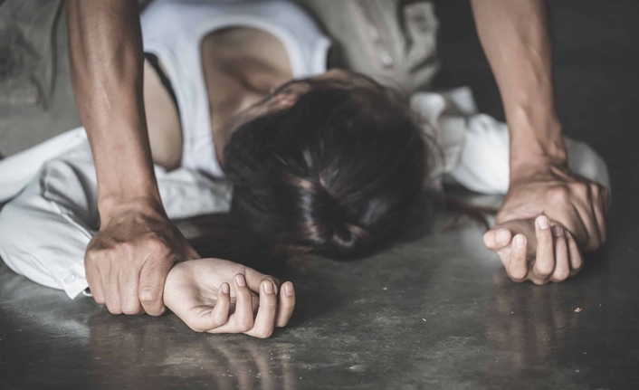 Adana’da bir polis memurunun, 12 yaşındaki yabancı uyruklu kız çocuğuna