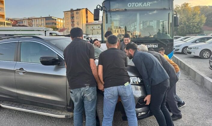 Muş’ta hatalı park edilen aracı vatandaşlar kendi imkanlarıyla yerinden kaldırdı