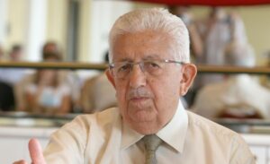 Siyasi hayatına Millî Selamet Partisi’nde (MSP) Genel Başkan Yardımcılığı göreviyle