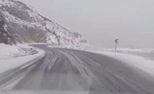 Van’da öğleden sonra etkili olan yağmur, yüksek kesimlerde kara dönüştü.