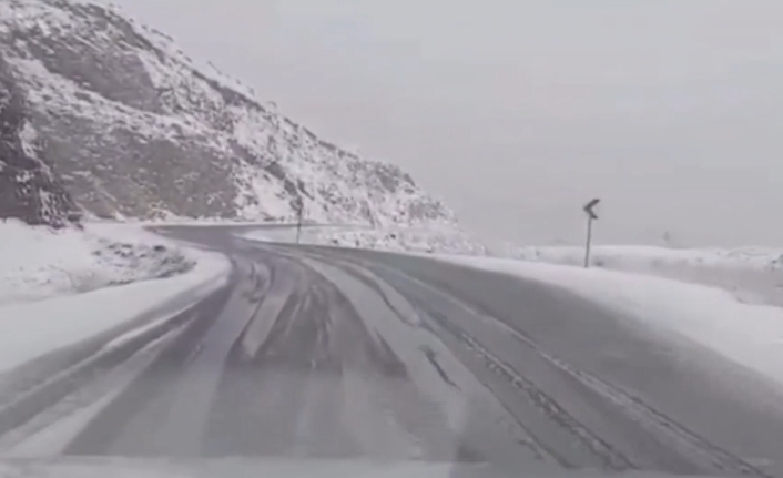 Van’da öğleden sonra etkili olan yağmur, yüksek kesimlerde kara dönüştü.