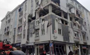 Çorum il merkezinde, bir binada meydana gelen patlama, çevrede büyük