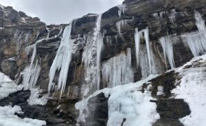 Yüksekova ilçesinde 4 bin 135 metre yüksekliğindeki Cilo Dağı eteklerinde