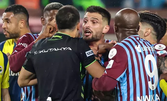 Herkes bunu konuşuyor! Gol iptal edildi, dev maça damga vuran pozisyon Trendyol Süper Lig’in 11. haftasında Trabzonspor ile Fenerbahçe Papara Park’ta