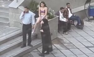 Şeriatla yönetilen İran’da şaşkına çeviren bir protesto gösterisi yapıldı. Başkent