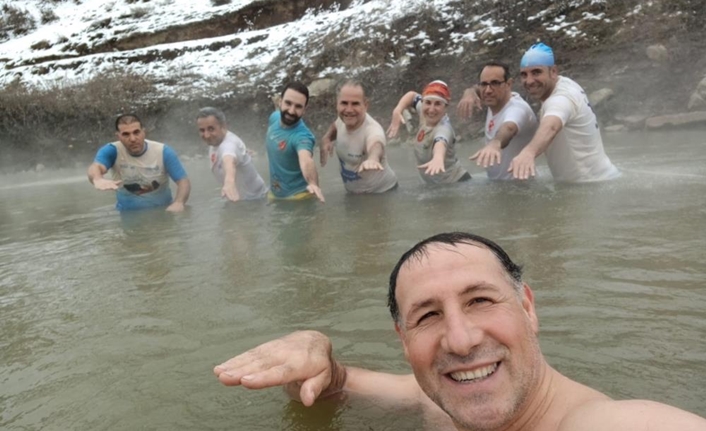 Van Gölü Aktivistleri Derneği üyeleri, Van Gölü’ne dikkat çekmek amacıyla