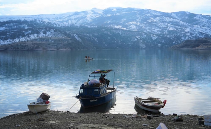 Ulukaya köyündeki Kalehan Barajı’nda balıkçılar, zorlu kış şartlarına rağmen geçim