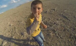 Adana’da bir köy yakınında çekim yapan dron pilotu Turgut Kızıltaş’ın