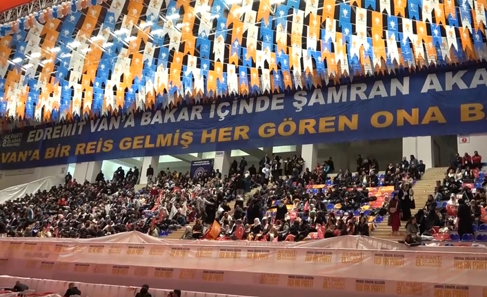 Edremit ilçesinde Nur Tatar Spor Salonu, Cumhurbaşkanı ve AK Parti